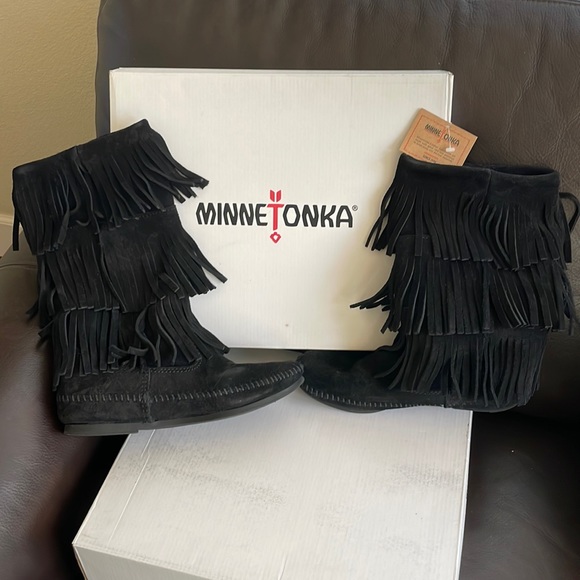 Minnetonka 3 Layer Fringe Boots - 7 - Picture 2 of 4